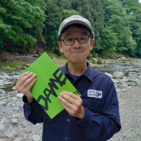 日本テレビドラマ「ダメマネ！」の台本を持ったNPO birthの久保田潤一