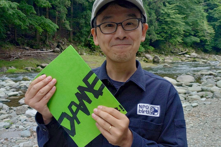 日本テレビドラマ「ダメマネ！」の台本を持ったNPO birthの久保田潤一
