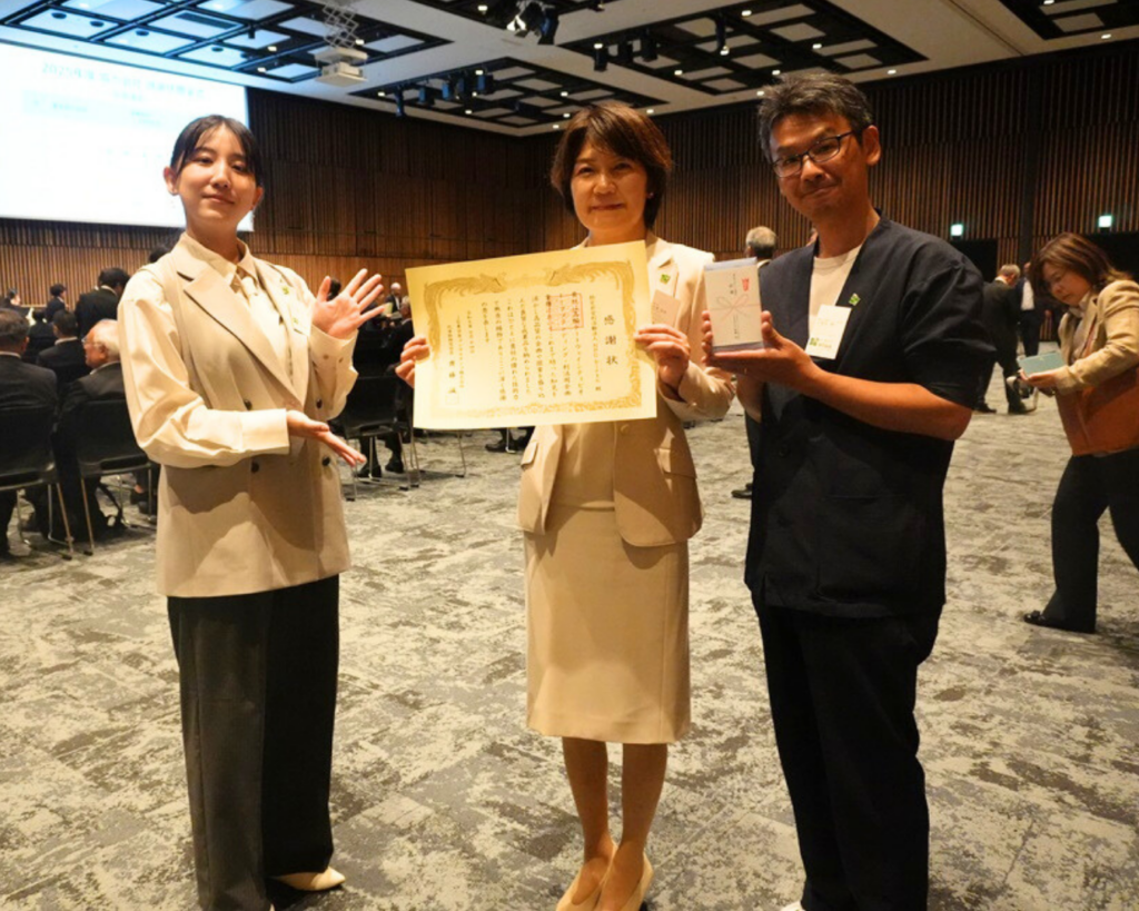JR東日本コンサルタンツ(株)様より優良協力会社としていただいた感謝状を持つNPObirthの佐藤事務局長、自然環境マネジメント部久保田、協働コーディネート部竹本