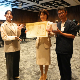 JR東日本コンサルタンツ(株)様より優良協力会社としていただいた感謝状を持つNPObirthの佐藤事務局長、自然環境マネジメント部久保田、協働コーディネート部竹本