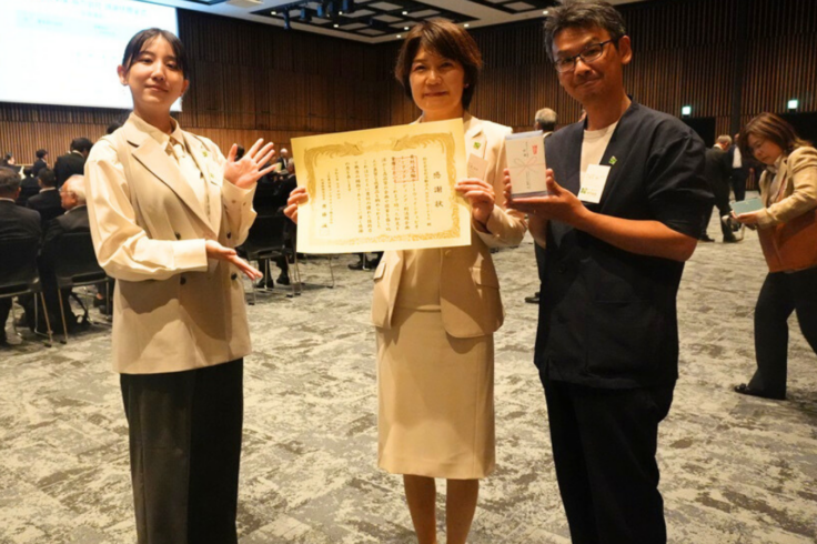 JR東日本コンサルタンツ(株)様より優良協力会社としていただいた感謝状を持つNPObirthの佐藤事務局長、自然環境マネジメント部久保田、協働コーディネート部竹本