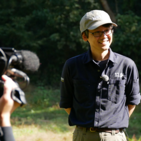 テレビ出演に対応するNPO birthの久保田