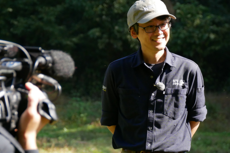 テレビ出演に対応するNPO birthの久保田