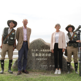 葛西海浜公園で自然観察を行う英国王室エディンバラ公爵エドワード殿下ならびに英国大使とNPObirthパークレンジャー　Prince Edward, Duke of Edinburgh, the British Ambassador, and NPO birth park rangers at Kasai Marine Park discussing environmental conservation