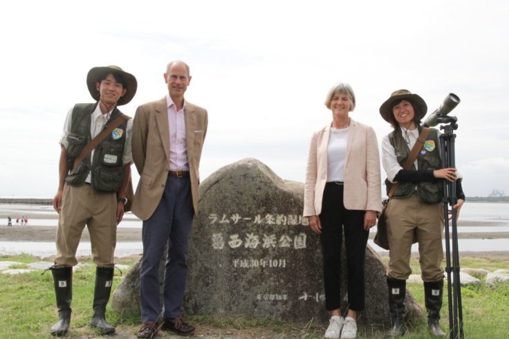 葛西海浜公園で自然観察を行う英国王室エディンバラ公爵エドワード殿下ならびに英国大使とNPObirthパークレンジャー　Prince Edward, Duke of Edinburgh, the British Ambassador, and NPO birth park rangers at Kasai Marine Park discussing environmental conservation