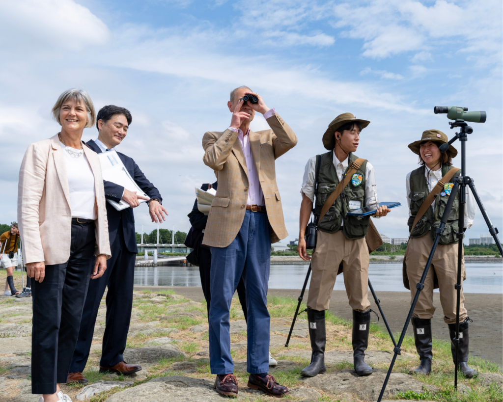 葛西海浜公園で自然観察を行う英国王室エディンバラ公爵エドワード殿下ならびに英国大使とNPObirthパークレンジャー