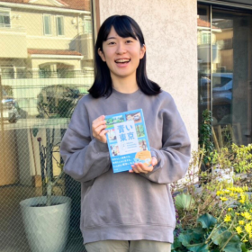 田無のbirthオフィスで青い東京を手に取る今野