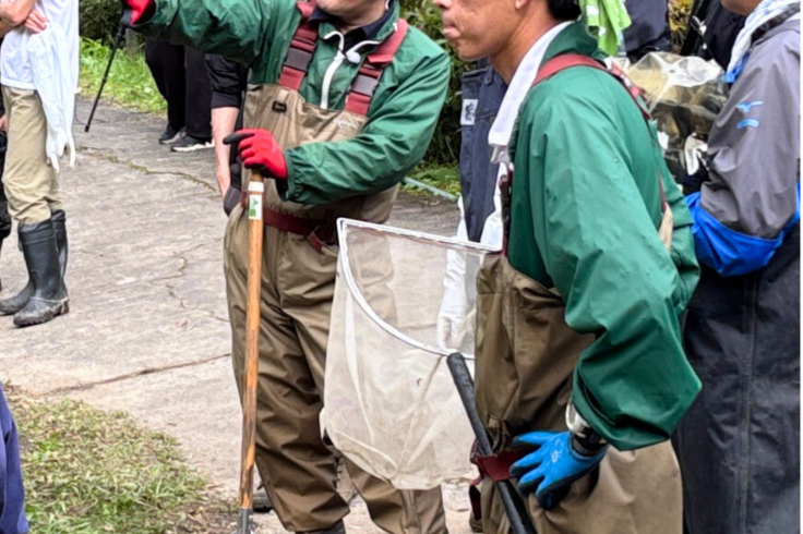 相葉ヒロミのお困りですカー？の草津のロケで池の視察を行うNPO birth自然環境マネジメント部の金本と山下