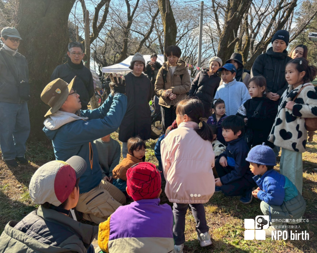 あつまれ人権の森〜親子で楽しむ多磨全生園〜のイベントの様子「NPO birthのパークレンジャーと森の探検をする親子」
