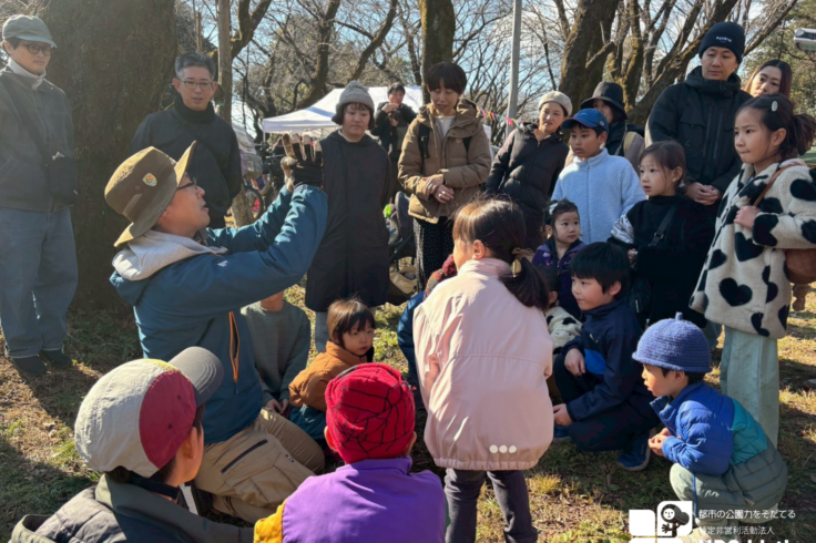 あつまれ人権の森〜親子で楽しむ多磨全生園〜のイベントの様子「NPO birthのパークレンジャーと森の探検をする親子」