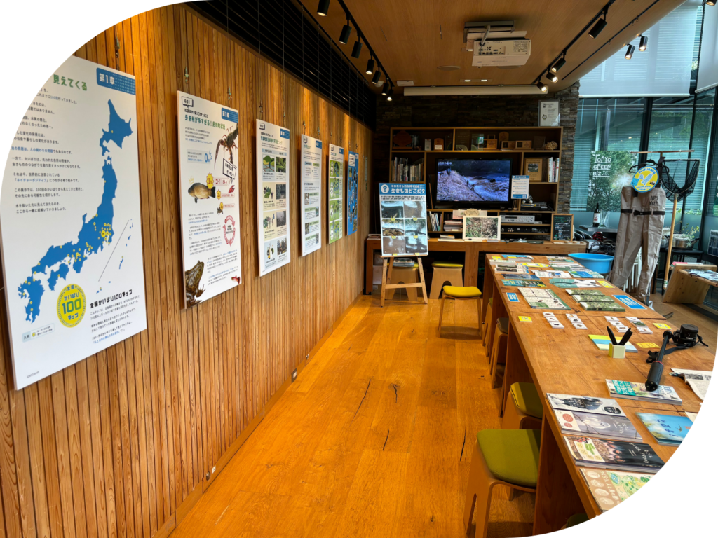 NPO birth「池の水100回抜いてわかったこと」展示風景　パネル掲示