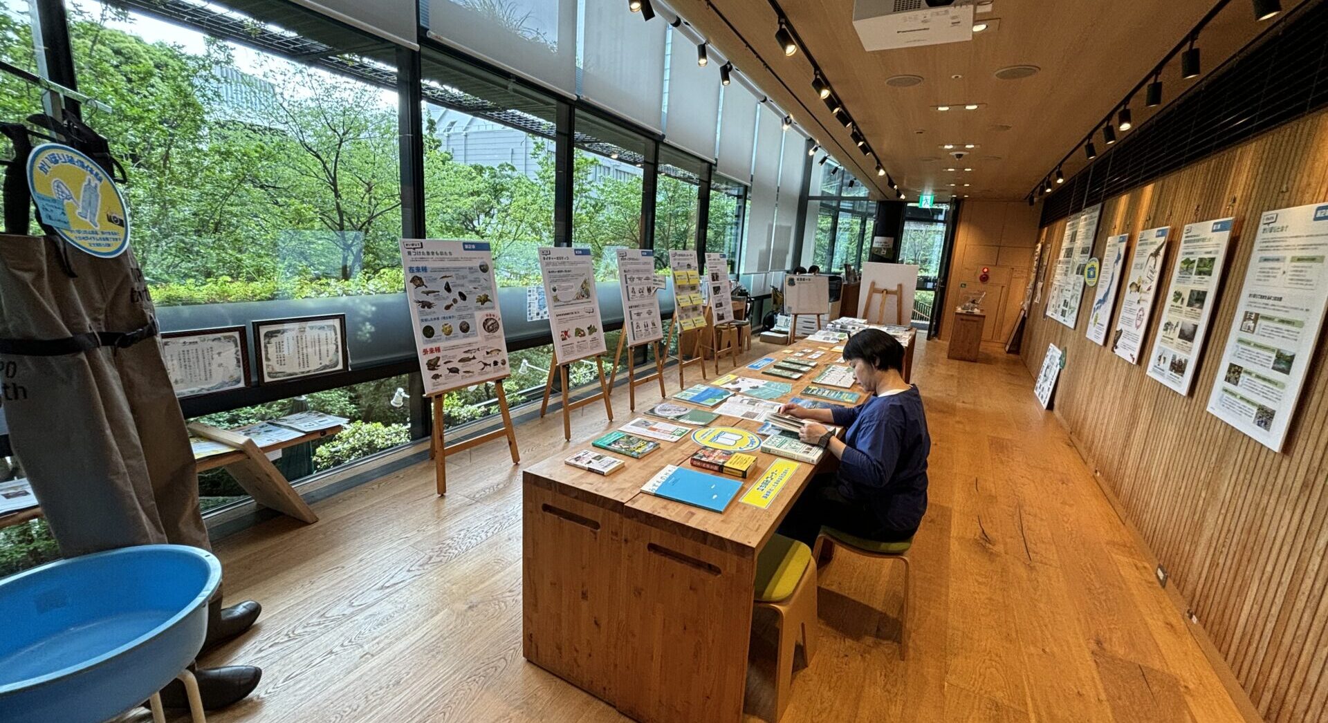 ECOM駿河台でのNPObirthの企画展「池の水100回抜いてわかったこと」展示風景