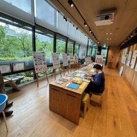 ECOM駿河台でのNPObirthの企画展「池の水100回抜いてわかったこと」展示風景