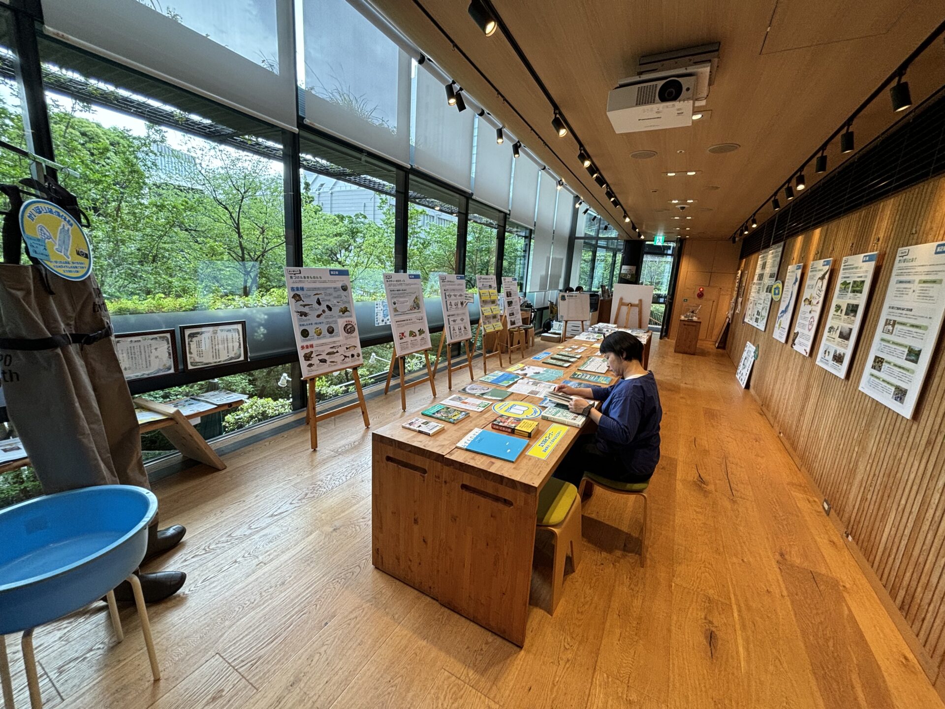 ECOM駿河台でのNPObirthの企画展「池の水100回抜いてわかったこと」展示風景
